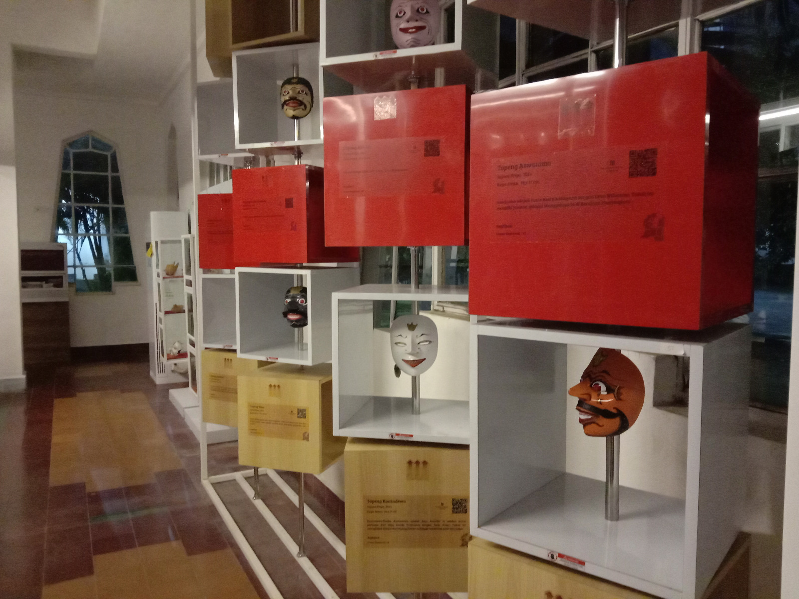 Seringai Topeng kala Langit Gelap