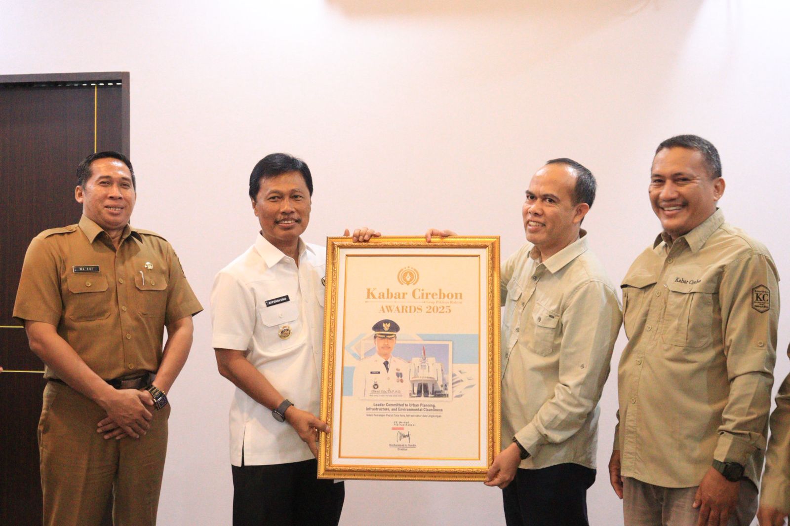 Wali Kota dan Wakil Wali Kota Dianugerahi Penghargaan Kabar Cirebon Award 2025