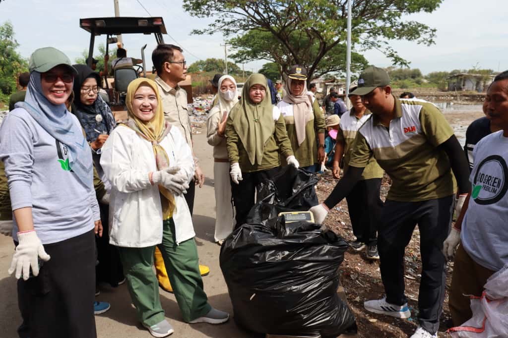 Aksi Bersih dan Tanam Pohon, Pemkot Cirebon Perkuat Pengelolaan Sampah dari Hulu ke Hilir