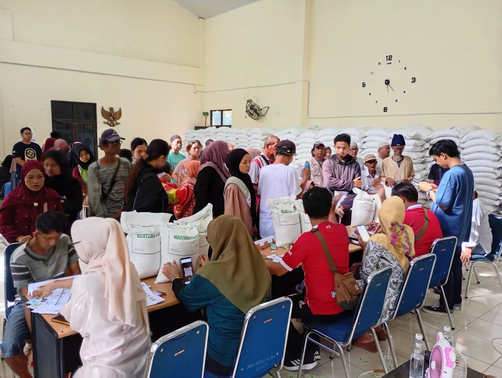 Penyaluran Bantuan Pangan (Banpang) Beras BULOG di Kelurahan Kecapi