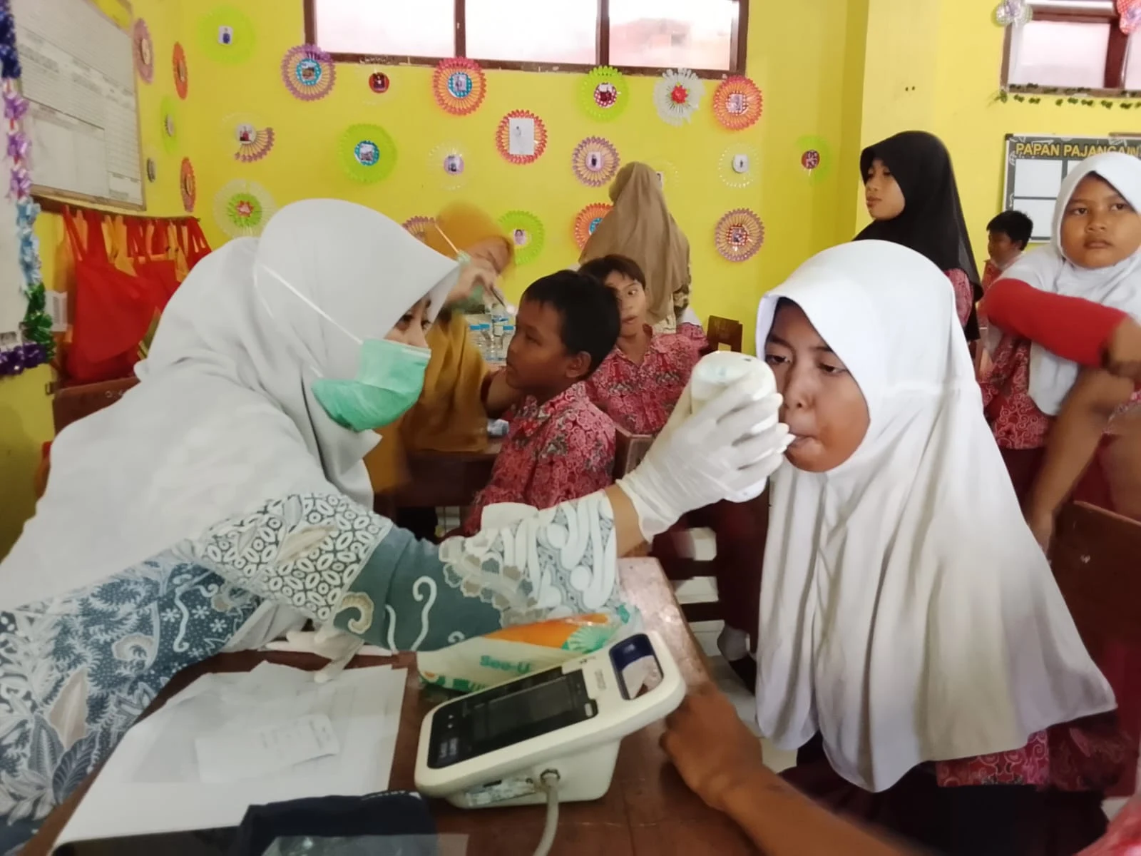 KEGIATAN CEK KESEHATAN GRATIS PADA SISWA SISWI SDN PEGAMBIRAN 1 KELURAHAN PEGAMBIRAN KECAMATAN LEMAHWUNGKUK KOTA CIREBON